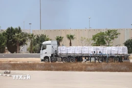 Xe tải chở hàng viện trợ tại cửa khẩu Kerem Shalom ở biên giới Israel và Dải Gaza. (Ảnh: THX/TTXVN)