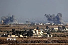 Khói bốc lên từ Kibbutz Ein Zivan, sau vụ không kích xuyên biên giới giữa Syria với Cao nguyên Golan. (Ảnh: The Times of Israel/TTXVN)