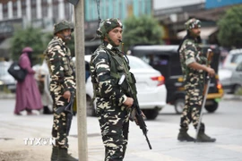 Binh sỹ Ấn Độ gác tại thành phố Srinagar, thủ phủ mùa hè của khu vực Kashmir do Ấn Độ kiểm soát, ngày 9/5/2025. (Ảnh: THX/TTXVN)