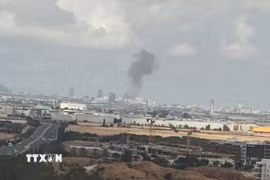 Khói bốc lên sau một vụ tấn công bằng tên lửa của Houthi vào Israel. (Ảnh: IRNA/TTXVN)