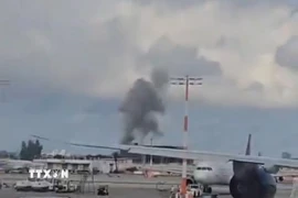 Khói bốc lên từ sân bay quốc tế Ben Gurion ở Tel Aviv, Israel sau vụ tấn công bằng tên lửa của Houthi ngày 4/5/2025. (Ảnh: THX/TTXVN)