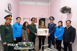Đoàn công tác tặng quà Tết cho gia đình chính sách tại đặc khu Bạch Long Vĩ. (Ảnh: TTXVN phát)