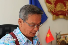 Lãnh sự danh dự Đinh Ngọc Riệm làm việc tại lãnh sự quán Việt Nam ở Numea. (Ảnh: TTXVN phát)