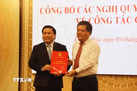Bí thư Tỉnh ủy Trần Phong trao quyết định phê chuẩn kết quả bầu Chủ tịch HĐND tỉnh Khánh Hòa đối với đồng chí Lâm Đông. (Ảnh: Đặng Tuấn/TTXVN)