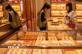 Trang sức vàng được bán tại tiệm kim hoàn ở tỉnh Hải Nam, Trung Quốc. (Ảnh: THX/TTXVN)