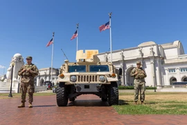 Binh sỹ Vệ binh Quốc gia gác tại Washington, D.C., Mỹ. (Ảnh: THX/TTXVN)