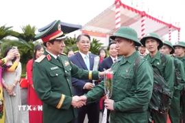Đại tướng Phan Văn Giang, Bộ trưởng Quốc phòng, tặng hoa động viên tân binh tỉnh Cao Bằng lên đường thực hiện nghĩa vụ quân sự. (Ảnh: Quốc Đạt/TTXVN)