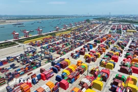 Quang cảnh cảng hàng hóa tại tỉnh Giang Tô, Trung Quốc. (Ảnh: THX/TTXVN)