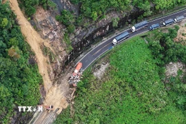 Vị trí xảy ra sạt lở khiến chiếc xe khách gặp nạn trên đèo Khánh Lê (trong đó có 6 người tử vong và 19 người bị thương). (Ảnh: Đặng Tuấn/TTXVN)