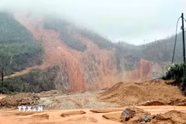 Hiện trường một sạt lở đất ở xã Cẩm Trung, Hà Tĩnh, vùi lấp một ngôi nhà và hư hỏng 3 trang trại. (Ảnh: Công Tường/TTXVN)