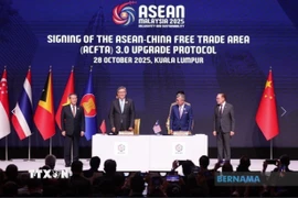 Thủ tướng Malaysia Anwar Ibrahim (ngoài cùng, phải) và Thủ tướng Trung Quốc Lý Cường (ngoài cùng, trái) chứng kiến ký kết ACFTA 3.0. (Ảnh: TTXVN phát)