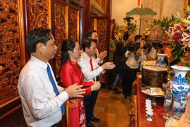 Lãnh đạo xã Hy Cương dâng hương tưởng niệm các Vua Hùng tại Đền Thượng. (Ảnh: Tạ Toàn/TTXVN)