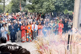 Đoàn kiều bào dâng hương tưởng niệm các Vua Hùng tại đền Thượng. (Ảnh: Tạ Toàn/TTXVN)