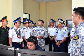 Đoàn Cảnh sát biển Việt Nam tham quan Trung tâm điều hành tàu biển Lực lượng bảo vệ bờ biển khu vực Trung tâm Visayas, Cebu, Philippines. (Ảnh: TTXVN phát)