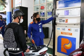 Mua, bán xăng tại điểm kinh doanh xăng dầu Petrolimex trên đường Trần Hưng Đạo, quận Hoàn Kiếm, Hà Nội. (Ảnh: Lê Đông/TTXVN)