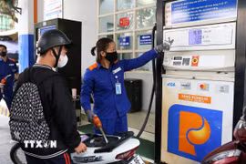 Mua, bán xăng tại điểm kinh doanh xăng dầu Petrolimex trên đường Trần Hưng Đạo, quận Hoàn Kiếm, Hà Nội. (Ảnh: Lê Đông/TTXVN)