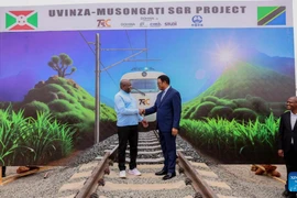 Tổng thống Burundi và Thủ tướng Tanzania trong lễ khởi công dự án đường sắt xuyên biên giới. (Ảnh: Xinhua)
