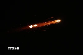 Tên lửa bị hệ thống phòng không Israel đánh chặn trên bầu trời Tel Aviv. (Ảnh: THX/TTXVN)