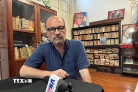 Ông Marcelo Rodriguez, Trưởng ban Đối ngoại Trung ương Đảng Cộng sản Argentina trả lời phỏng vấn phóng viên TTXVN tại Buenos Aires. (Ảnh: Diệu Hương/TTXVN)