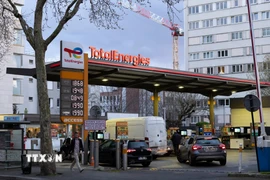 Bơm xăng cho các phương tiện tại một trạm xăng ở Paris, Pháp. (Ảnh: THX/TTXVN)