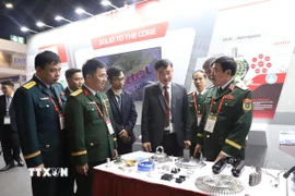 Thiếu tướng Nguyễn Bá Lực (ngoài cùng, bên phải), Phó Tổng tham mưu trưởng Quân đội nhân dân Việt Nam thăm gian hàng của Viettel Manufacturing tại triển lãm. (Ảnh: Đỗ Sinh/TTXVN)