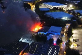 Quang cảnh vụ hỏa hoạn tại khu công nghiệp. (Ảnh: BBC)