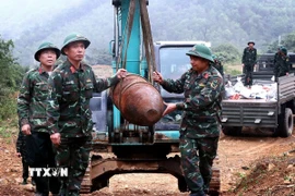 Lực lượng chức năng luôn nâng cao tinh thần cảnh giác khi vận chuyển bom GP300. (Ảnh: Thanh Hải/TTXVN)