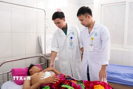 Bệnh nhi hồi phục tốt sau phẫu thuật. (Ảnh: TTXVN phát)