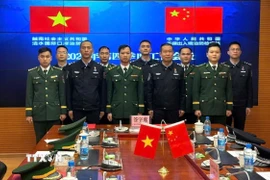 Đại úy Đặng Ánh Dương (đầu tiên, bên trái) cùng lãnh đạo Đồn Biên phòng Cửa khẩu quốc tế Thanh Thủy tham gia hội đàm định kỳ với lực lượng quản lý bảo vệ biên giới của Trung Quốc. (Ảnh: TTXVN phát)