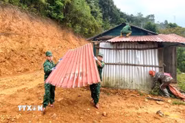 Cán bộ, chiến sỹ bộ đội Biên phòng hỗ trợ người dân khu vực biên giới tháo dỡ nhà tạm, dột nát. (Ảnh minh họa. Nguồn: TTXVN phát)
