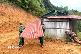 Cán bộ, chiến sỹ bộ đội Biên phòng hỗ trợ người dân khu vực biên giới tháo dỡ nhà tạm, dột nát. (Ảnh minh họa. Nguồn: TTXVN phát)