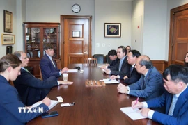 Bộ trưởng Nông nghiệp và Môi trường Đỗ Đức Duy làm việc với Chủ tịch Ủy ban Nông nghiệp, Dinh dưỡng và Lâm nghiệp Thượng viện Mỹ John Boozman. (Ảnh: Ngọc Quang/TTXVN)