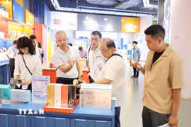 Các du khách Trung Quốc đến tham quan, tìm hiểu sản phẩm của các nước ASEAN. (Ảnh: Công Tuyên/TTXVN)