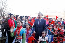 Tổng Bí thư Tô Lâm với học sinh Trường Phổ thông nội trú liên cấp Tiểu học và THCS Si Pa Phìn. (Ảnh: Thống Nhất/TTXVN)