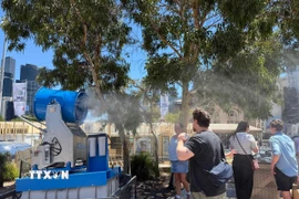 Quạt phun hơi sương để giảm nhiệt trên đường phố tại Melbourne, Australia, ngày 7/1/2026. (Ảnh: THX/TTXVN)