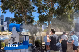 Quạt phun hơi sương để giảm nhiệt trên đường phố tại Melbourne, Australia, ngày 7/1/2026. (Ảnh: THX/TTXVN)