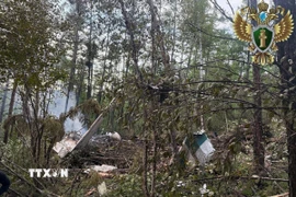 Hiện trường vụ rơi máy bay Antonov An-24 của hãng hàng không Angara Airlines ở tỉnh Amur, Nga ngày 24/7/2025. (Ảnh: THX/TTXVN)