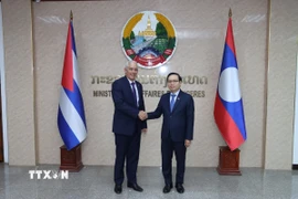 Thứ trưởng Bộ Ngoại giao Lào Malaithong Thammavongsa (phải) và Thứ trưởng Bộ Ngoại giao Cuba Gerardo Peñalver Portal. (Ảnh: Đỗ Bá Thành/TTXVN)