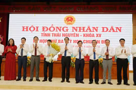 Lãnh đạo tỉnh Thái Nguyên tặng hoa chúc mừng tân Phó chủ tịch UBND tỉnh mới được bầu tại Kỳ họp. (Ảnh: Hoàng Nguyên/TTXVN)