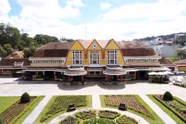 Ga Đà Lạt được khởi công xây dựng năm 1932, hoàn thành năm 1938, là ga đầu mối của tuyến đường sắt Phan Rang – Đà Lạt dài khoảng 84km. (Ảnh: Nguyễn Huy Thành/TTXVN)