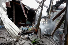 Căn nhà ở tỉnh Surin (Thái Lan) bị hư hại trong vụ xung đột biên giới Campuchia-Thái Lan, ngày 11/12/2025. (Ảnh: THX/TTXVN)