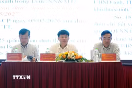 Các đồng chí chủ trì Hội nghị. (Ảnh: Tá Chuyên/TTXVN)