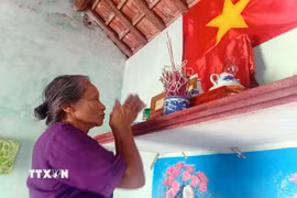 Bà Phan Thị Tuyết bên bàn thờ liệt sỹ Đoàn Minh Tuân. (Ảnh: Công Tường/TTXVN)