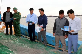 Tuyên truyền chống khai thác IUU với ngư dân. (Ảnh: Nguyễn Lành/TTXVN)