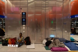 Người dân ngủ qua đêm tại nhà ga tàu điện ngầm để tránh xung đột, tại Tel Aviv, Israel, ngày 2/3/2026. (Ảnh: THX/TTXVN)