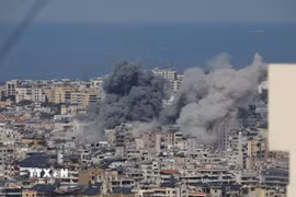 Khói bốc lên sau cuộc không kích của Israel tại Beirut, Liban, ngày 4/3/2026. (Ảnh: THX/TTXVN)