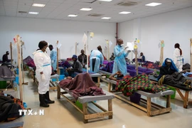 Nhân viên y tế chăm sóc bệnh nhân mắc bệnh tả tại trung tâm điều trị ở Lusaka, Zambia. (Ảnh: THX/TTXVN)