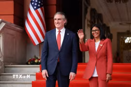 Tổng thống lâm thời Venezuela Delcy Rodriguez (phải) trong cuộc gặp Bộ trưởng Nội vụ Mỹ Doug Burgum tại Caracas, ngày 4/3/2026. (Ảnh: Reuters/TTXVN)