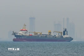 Tàu thương mại thả neo ngoài khơi Dubai, Các tiểu vương quốc Arab thống nhất (UAE) khi tuyến hàng hải qua eo biển Hormuz bị gián đoạn do xung đột, ngày 2/3/2026. (Ảnh: AA/TTXVN)