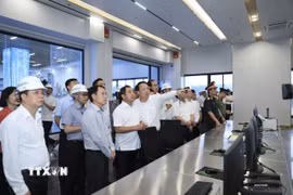 Bí thư Thành ủy Hà Nội Trần Đức Thắng kiểm tra Nhà máy điện rác Seraphin - Khu xử lý chất thải rắn Xuân Sơn. (Ảnh: Văn Điệp/TTXVN)